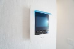 防犯性、セキュリティ対策に安心できるテレビモニター付きインターフォンです。セールスマン対策にもなり安心できます。