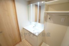 三面鏡裏収納付き洗面化粧台です＾＾ 歯磨きセットやスキンケア用品などの収納に便利ですね。