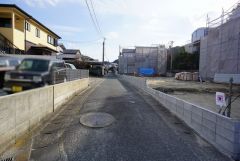 東側約4ｍの道に面しています。