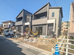 駐車スペースはゆとりある2台分を確保。マイカー用に、お客さま用に、余裕を持ってご利用いただけます。住人以外の車の進入も少なく、小さなお子様を持つご家庭にも安心です＾＾