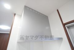 コンロ上には換気扇完備＾＾調理時の蒸気や匂いが換気扇に誘導され、効率的に排煙ができます＾＾