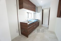 リビングでの寛ぎを邪魔しないキッチンです。仕切りがあることで生活感が出にくいので急な来客にも困りませんね＾＾ 