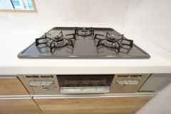 3種類の料理が同時に調理できる、3口ガスコンロ。忙しい夕食の支度時間が短縮できて効率よくお料理が楽しめます。