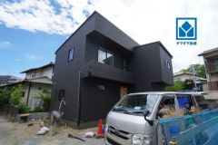 小学校近。春日小学校(歩3分)。歩5分圏にファミマ＆春日市役所西出張所＆西鉄バス「昇町交番前」停＾＾博多駅行