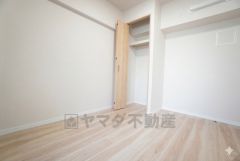 木の温もりがやさしいフローリングとシンプルなクロスで、住む人のこだわりを活かす洋室＾＾クローゼットもあり荷物もすっきり片付けられ、ゆとりのある暮らしが出来ます＾＾