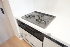 3種類の料理が同時に調理できる、3口ガスコンロ。忙しい夕食の支度時間が短縮できて効率よくお料理が楽しめます。魚焼きグリル付き。