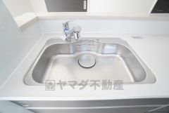 大きなお鍋も楽々洗える幅の広いシンクです＾＾ステンレスシンクなので簡単にお掃除できますよ。洗剤やスポンジもすっきりできる収納付き。