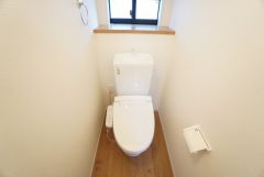 温水洗浄機付トイレです。節水機能もあるので、安心して使えますね。もちろん、1階2階の2ヶ所にトイレがあるので、忙しい朝にもゆとりができますね。