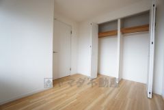 5.5帖。住む人のこだわりを活かす洋室＾＾広めのクローゼットもあり荷物もすっきり片付けられ、ゆとりのある暮らしが出来ます＾＾ 