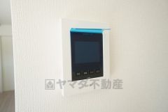 防犯はもちろん、セールスマン対策にもなるモニター付きインターホンです。 来訪者の顔が見えるので安心ですね＾＾