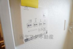 浴室暖房乾燥機には、暖房、乾燥、涼風、換気の4つの機能が付いています。タイマー付きです。換気・雨の日の洗濯も安心です＾＾