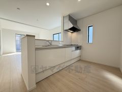 対面式キッチンなのでリビングにいるご家族とコミュニケーションを取りながら洗い物や、お料理が楽しめそうですね＾＾