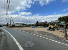 前面道路は南側約4ｍの公道に面しています。 住人以外の車の進入も少なく、小さなお子様を持つご家庭にも安心です＾＾ 