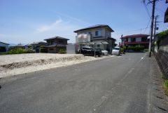 前面道路は北東側、約6ｍの公道に面しています。