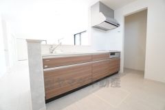 対面式キッチンなのでリビングにいるご家族とコミュニケーションを取りながら洗い物や、お料理が楽しめそうですね＾＾