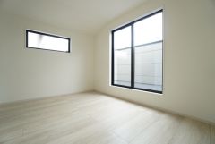 7.5帖。主寝室としてお使いいただけそうなこちらのお部屋は、日当たりが良く、爽やかな風を感じて起きる朝は、快適生活の始まりに。