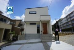 オール電化住宅。駐車2台。西鉄バス停「長丘二丁目」徒歩4分の立地。