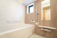 清潔感あふれる明るいバスルームで、リラックスできる時間をお楽しみいただけます。 浴室乾燥機付きで、雨の日のお洗濯にも便利です＾＾