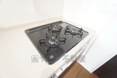 3種類の料理が同時に調理できる、3口ガスコンロ。忙しい夕食の支度時間が短縮できて効率よくお料理が楽しめます。