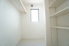 玄関から直接出入りできるファミリークローク。帰宅後アウターをすぐに収納出来るため、部屋が散らかりにくく片付けらくらく＾＾