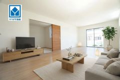 家具はCGによるイメージです。家族が集まる開放的なリビング。思い思いの時間を過ごしたり、家族みんなで食事をしたり、素敵な団らんの場になりますね＾＾