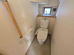 1階2階の2ヶ所にトイレがありますので、忙しい朝にも家族に気を使わず、ゆとりが生まれますね＾＾ 小窓付きで換気する時に便利です＾＾