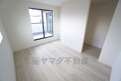 主寝室としてお使いいただけそうなこちらのお部屋は、日当たりが良く、爽やかな風を感じて起きる朝は、快適生活の始まりに＾＾