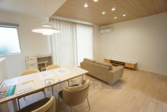 大きな掃き出し窓のあるリビングは、陽光あふれる明るい空間です。ゆったりと寛げる憩いの場となりそうです。