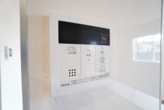 キッチン横からお湯張り、追い炊き、足し湯がボタン一つで楽々操作できる給湯機リモコンです。忙しい夕飯準備の時間帯に重宝しますね。