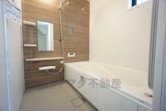 1日の疲れを癒すくつろぎのバスルーム。足を伸ばしてもゆったりと入れるサイズです。お子様と一緒にお風呂に入っても狭くないですね＾＾