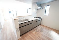 対面式キッチンなのでリビングにいるご家族とコミュニケーションを取りながら洗い物や、お料理が楽しめそうですね＾＾ 