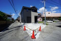 前面道路は、北東側約4.8ｍ、南側約4.3ｍの公道に面しています＾＾