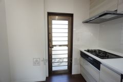 キッチン横には、家庭ごみの仮置きに重宝する勝手口付き。勝手口があることで、通風・採光の確保になります。