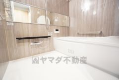 1日の疲れを癒すくつろぎのバスルーム。雨の日のお洗濯にも嬉しい浴室乾燥付き。換気機能付きなのでお風呂のカビ予防にもなります＾＾