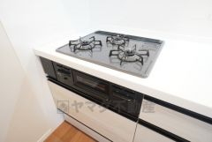 3種類の料理が同時に調理できる、3口ガスコンロ。忙しい夕食の支度時間が短縮できて効率よくお料理が楽しめます＾＾