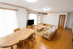 室内の家具等は消去加工（またはCG処理）をしています。リビングは広々とした設計で、家族が集い、寛ぐ暮らしの空間を演出しています。