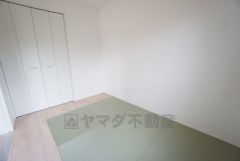 リビング隣には、ホッとできる和室を用意。客間としてはもちろん、お子様のお昼寝スペースや書斎としても活躍してくれそうです＾＾