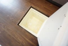 キッチンに床下収納があります。長期保存ができるもの、調理器具、防災グッズを入れておくのもいいですね。