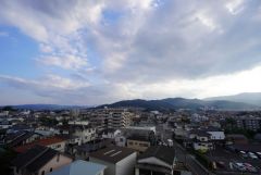 目の前に日差しを遮る建物がないので日当たり良好です。お洗濯物がよく乾きそうですね。椅子やテーブルを置けばくつろぎ空間になりますね。