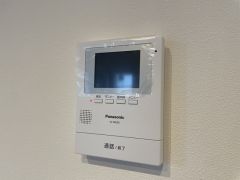 防犯はもちろん、セールスマン対策にもなるモニター付きインターホンです。 来訪者の顔が見えるので安心ですね＾＾