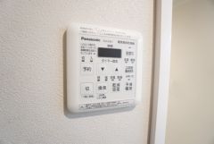 浴室暖房乾燥機付き。天候に左右されず、いつでも好きなときに洗濯物を干せるので、仕事や家事で忙しい方に重宝します。