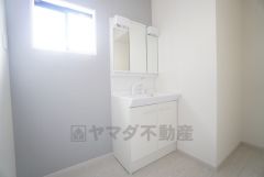 三面鏡裏収納付き洗面化粧台です＾＾ 歯磨きセットやスキンケア用品などの収納に便利ですね。 生活感も隠すことができ、来客時にも安心です。