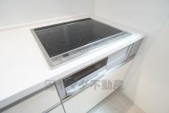 お手入れのしやすいIHクッキングヒーターです。3口コンロなので、効率よくお料理が楽しめます。毎日のお料理も楽しくなりますね＾＾