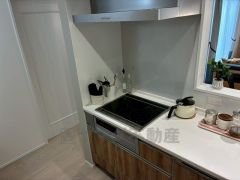 コンロ上には換気扇完備＾＾調理時の蒸気や匂いが換気扇に誘導され、効率的に排煙ができます＾＾