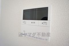 キッチン横からお湯張り、追い炊き、足し湯がボタン一つで楽々操作できる給湯機リモコンです＾＾忙しい夕飯の準備の時間帯に重宝しますね。