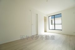 7.5帖。主寝室としてお使いいただけそうなこちらのお部屋は、日当たりが良く、爽やかな風を感じて起きる朝は、快適生活の始まりに。