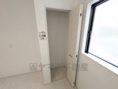 キッチン横に広々としたパントリー付き＾＾洗面室にも近く、食料品だけでなく日用品などの収納にも＾＾