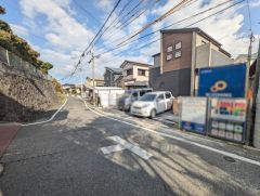 前面道路は西側約5.1ｍの公道に面しています。住人以外の車の進入も少なく、小さなお子様を持つご家庭にも安心です。