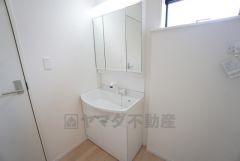 三面鏡裏収納付き洗面化粧台です＾＾ 歯磨きセットやスキンケア用品などの収納に便利ですね。