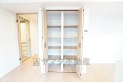 キッチン後方には嬉しいパントリー付き＾＾ 洗面室にも近く、食料品だけでなく日用品などの収納にも＾＾